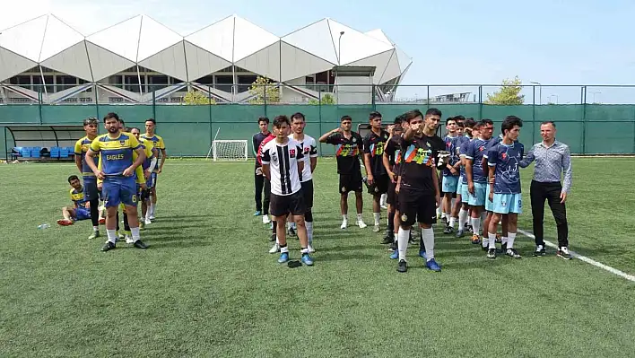 Göçmenlerin futbol turnuvasında Kayseri takımı birinci oldu