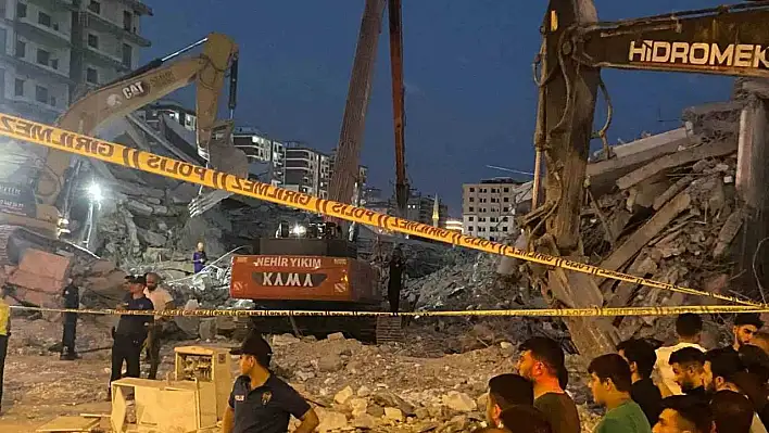 Göçük altında kalan işçi hayatını kaybetti