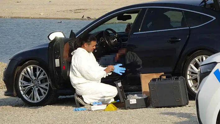 Lüks otomobilinde önce sevgilisini sonra kendisini vurdu