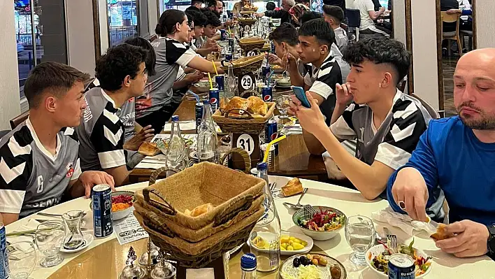 Gültepespor takımı dün akşam iftar yemeğinde bir araya geldi