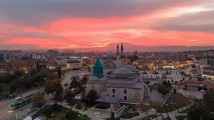 Gün batımında kartpostallık manzaralar oluştu