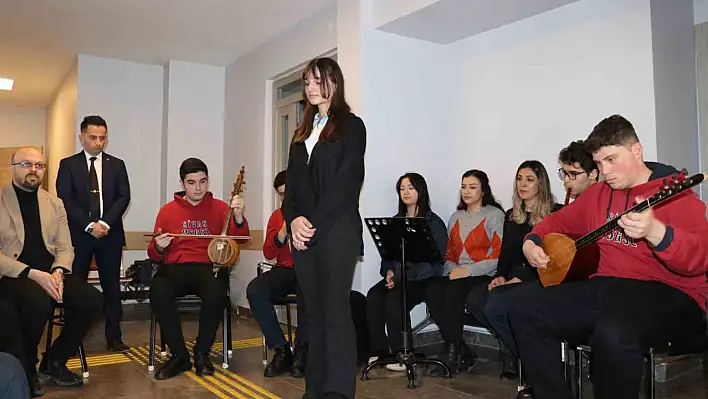 Sivas'ta Güzel Sanatlar Lisesi'nden Polis Haftası'na türkülü kutlama