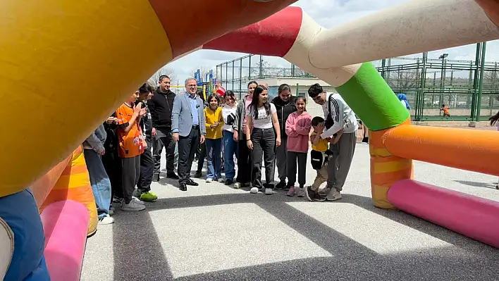 Hacılar'da çocuklar 23 Nisan'ı şişme oyun gruplarında kutladı