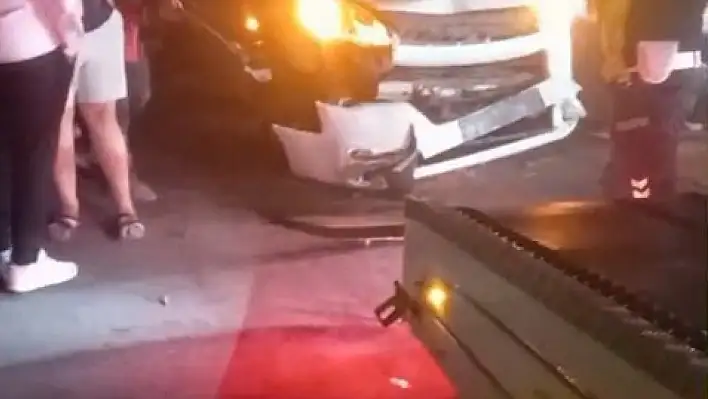 Araç koyun sürüsüne çarptı, 15 koyun telef oldu