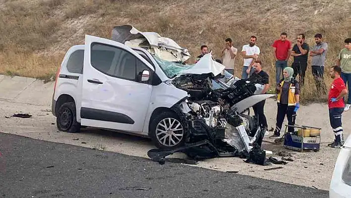 Nevşehir'de Hafif Ticari Araç Tıra Çarptı