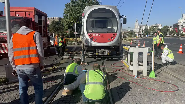 Halk otobüsüyle çarpışan tramvay raydan çıktı