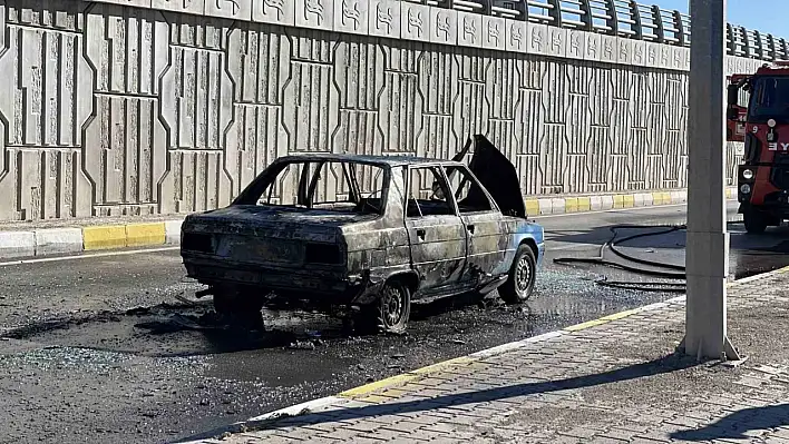 Hareket halindeki araç alev aldı! Dakikalar içerisinde küle döndü!