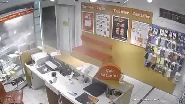 Hasımlarından kaçıp telefoncuya sığındı: Şüphelilerin iş yerini kurşunladığı anlar kamerada