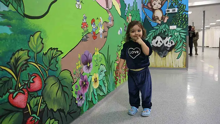 Çocukların yüzlerindeki üzüntüye duvarlara çizilen resimlerle son verildi...