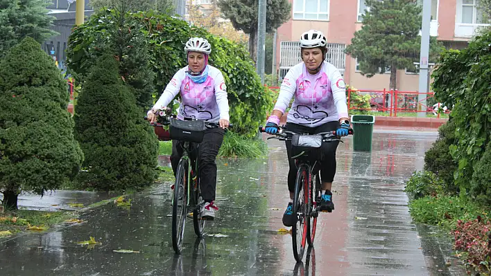 Hayata yeniden pedal: Kanseri yenen kadınlardan anlamlı tur