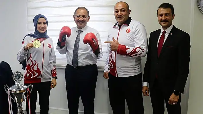 Hançer, Kickboks şampiyonu oldu!