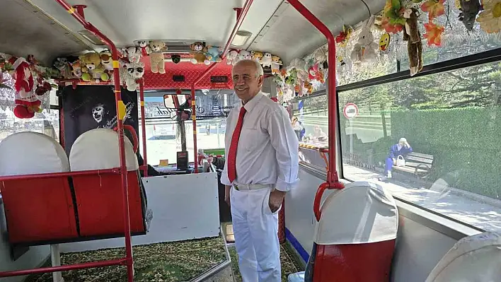 'Süslü' lakabıyla bilinen şoför, kendine has tarzı ve otobüsü ile dikkatleri üzerine çekiyor!