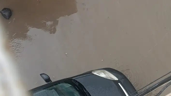 Yağmur sonrası oluşan sel vatandaşlara zor anlar yaşattı!