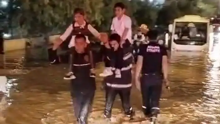 Adana'da yollar göl oldu