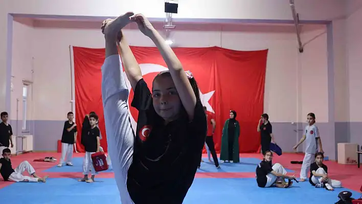 Kayseri'nin küçük tekvando yıldızı şampiyonlukla döndü