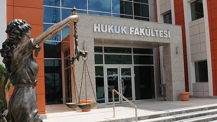 Hukuk fakültelerine girişte 100 bin barajı 125 bine yükseldi