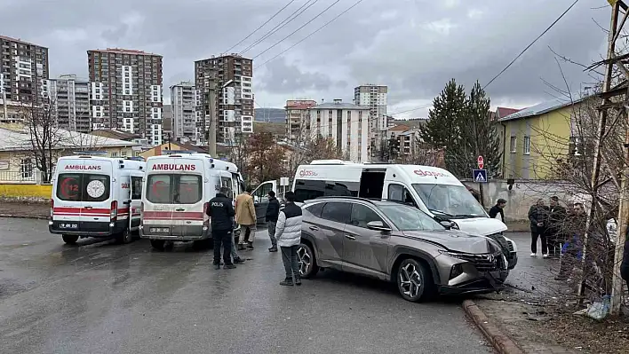 Öğrenci servisi ile otomobilin çarpıştığı kazada 'Dedeme gidecektim' diye ağladı