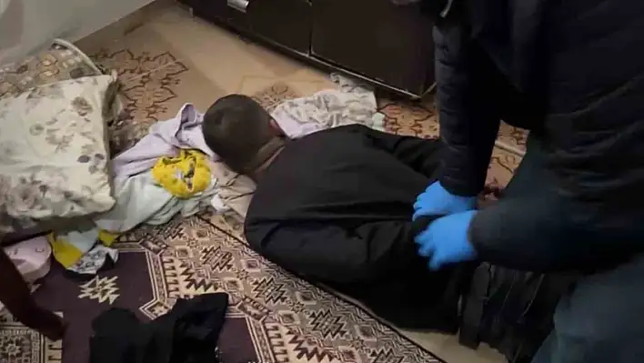 Yatağının altından 71 paket bonzai ham maddesi çıktı