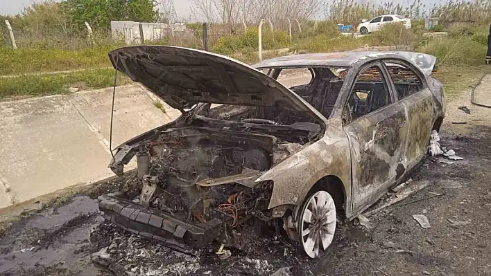 Farklı yerde yanan otomobiller demir yığınına döndü