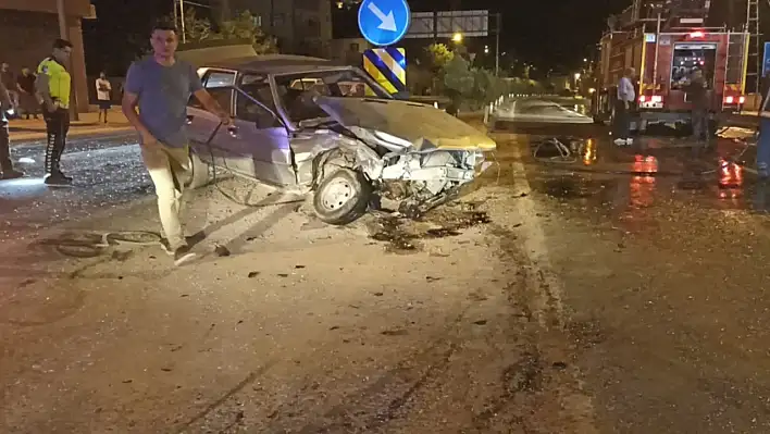 İki otomobil kafa kafaya çarpıştı: 1 kişi ağır yaralandı!