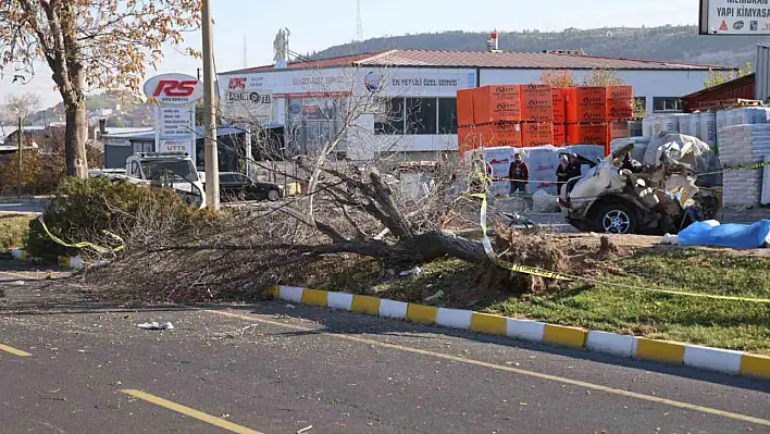 Nevşehir'de ikiye bölünen otomobil, genç arkadaşlara mezar oldu!