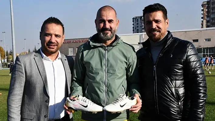 İkizlerden krala büyük jest