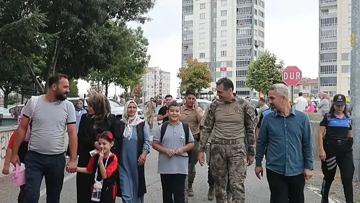 İl Emniyet Müdürü Aydın, Şehit çocuklarına ilk ders gününde eşlik etti...