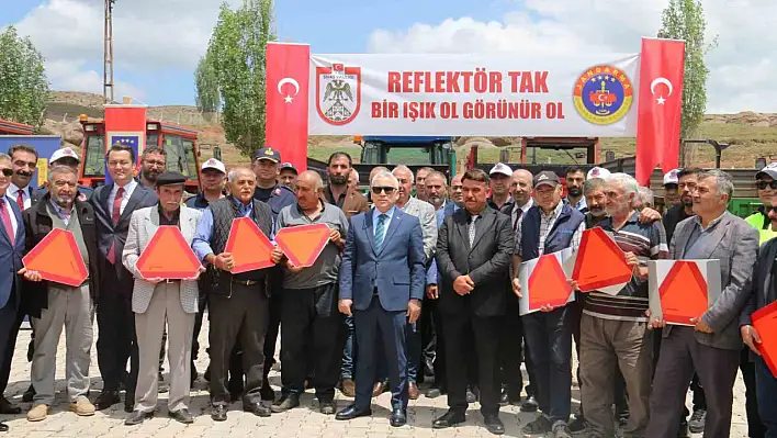 Traktör kazalarına karşı reflektörle güvenlik önlemi
