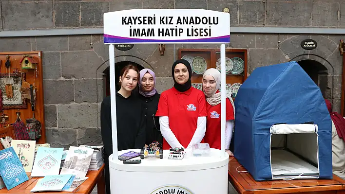 İmam hatipli kızların eserleri sergilendi