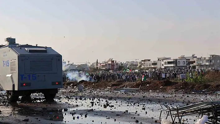 İncirlik Üssü'ne giremeyen grup üs etrafındaki tarlaları ateşe verdi