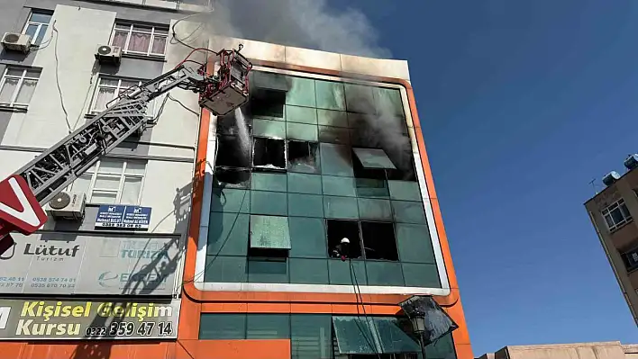 İş merkezinde korkutan yangın: 2 işçi atlayarak kurtulmaya çalıştı