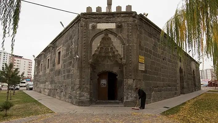 İşte 12. Yüzyıldan Günümüze Ulaşan Medrese, Hamam ve Camiden oluşan Tarihi Yapı