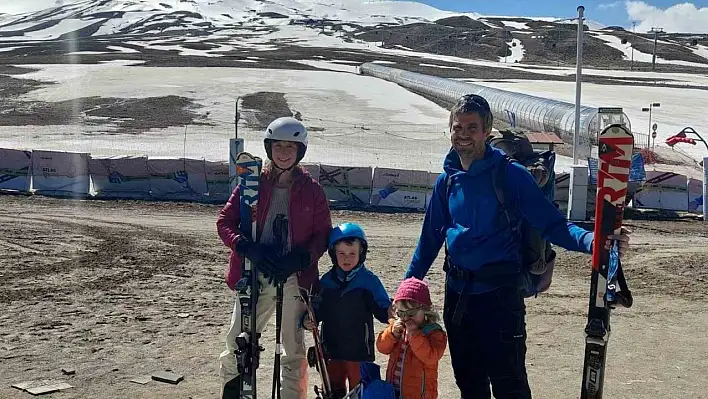 İsviçreli aile Erciyes'te pistlerin tozunu aldı