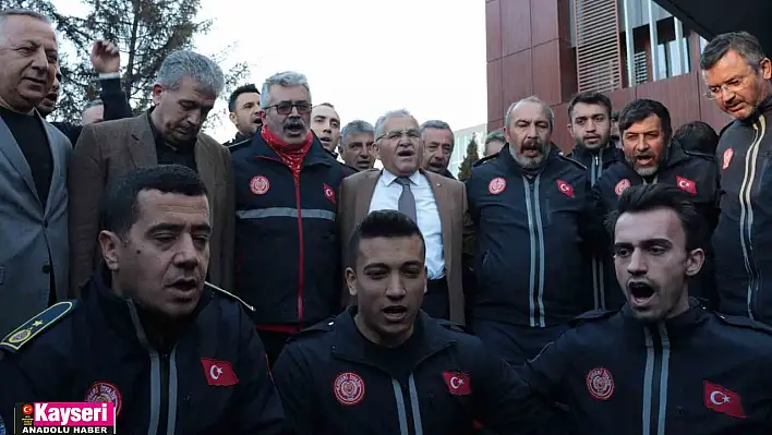 İtfaiye ekiplerini karşılayan Büyükkılıç: 'Duygusal olmamak için taş olmak lazım'