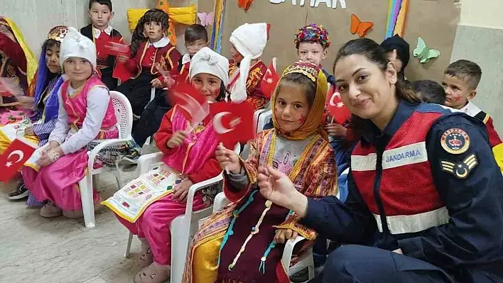 Jandarma'dan miniklere bayram sürprizi