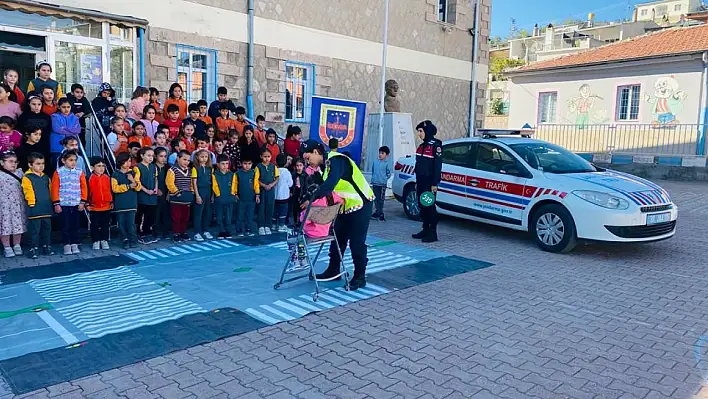 Jandarma öğrencilere trafik eğitimi verdi