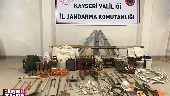 Jandarmadan izinsiz kazı yapan şahıslara suçüstü: 4 gözaltı