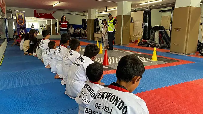 Öğrenciler Jandarmadan Taekwondo öğreniyor