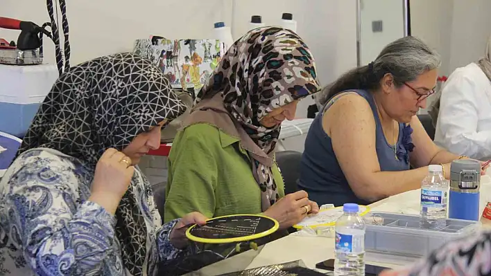 Girişimci kadınlar tel kırma sanatıyla aile ekonomisine katkı sağlıyor