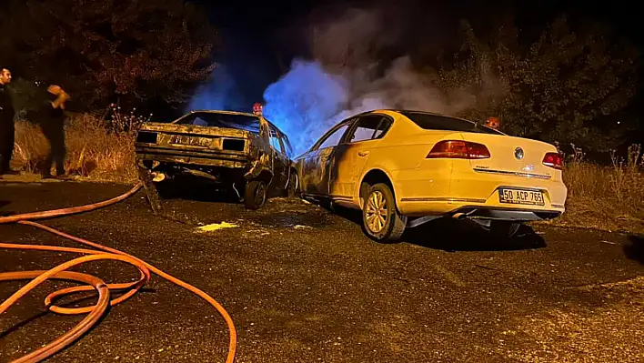 Nevşehir'de kaza: Kafa kafaya çarpışan otomobiller alev aldı!