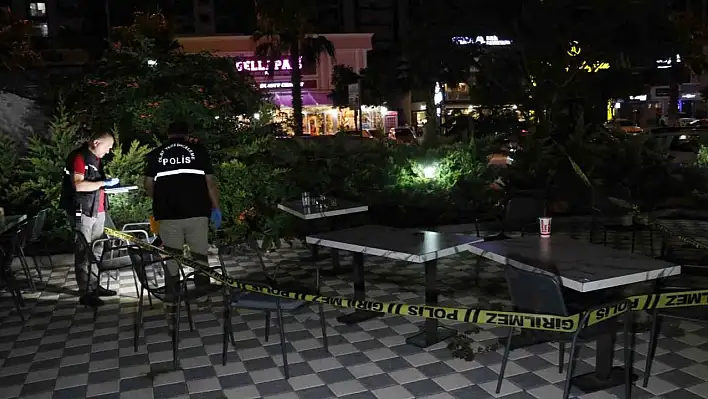 Kafede birlikte oturduğu şahsın silahlı saldırısına uğrayan genç ağır yaralandı