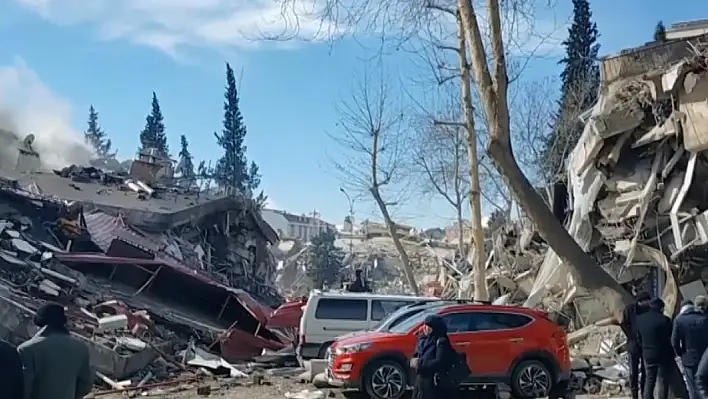 Kahramanmaraş depremin yeni görüntüleri çıkıyor - İşte bir babanın en acı vedası...