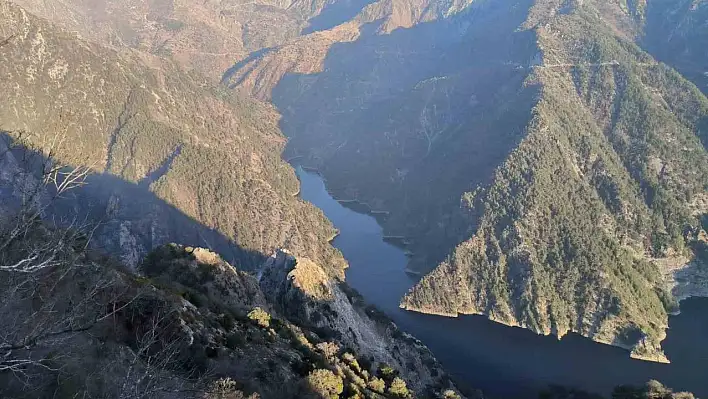 400 metrelik uçurumdan yuvarlanan şahıs için arama çalışması başlatıldı