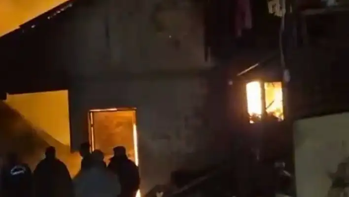 Ahır ve garaj alevlere teslim oldu
