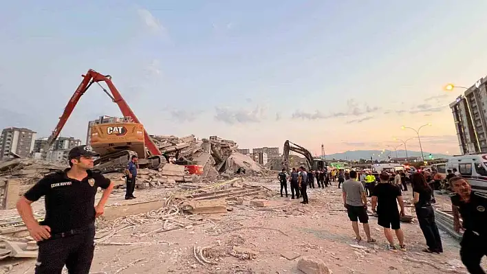 Makina operatörü göçük altında kaldı