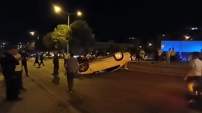 Hafif ticari araçla çarpışan otomobil takla attı!