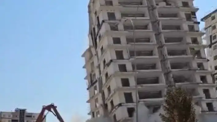 6 Şubat depreminde hasar alan bina yerle bir oldu