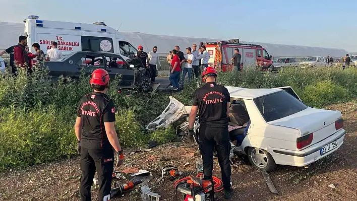 İki otomobil kafa kafaya çarpıştı: Çok sayıda yaralı var!