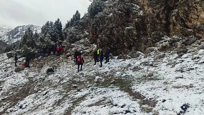 Kahramanmaraş'ta çiriş otu toplamak için çıktığı kayalıklardan düştü yaşamını yitirdi...