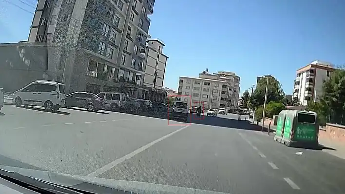 Motor ve araç çarpıştı: O anlar kameralara yansıdı
